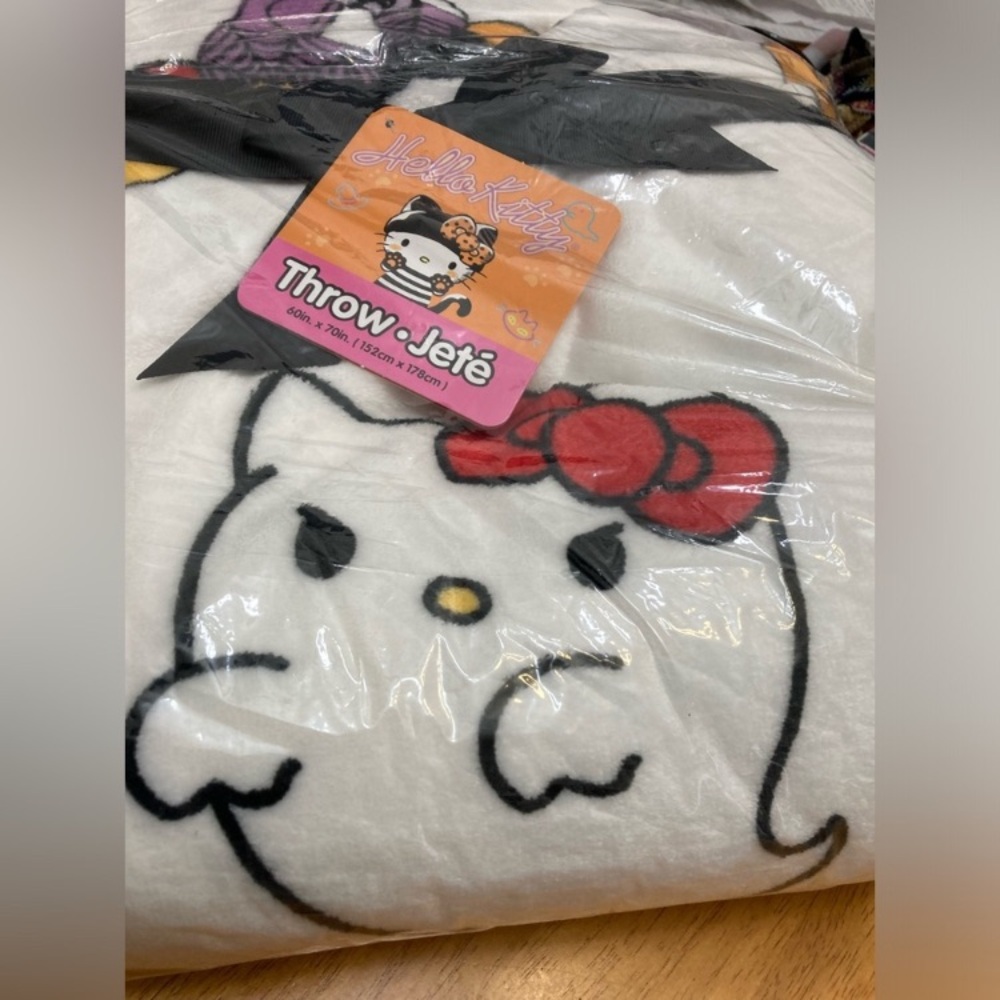 Hello Kitty Halloween Blanket - White and Black Ghost Witch - Picture 4 of 5
